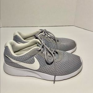 Nike women light gray size 7.5 pair of shoes in good condition.